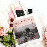Tote Bag Photo rose et rouge Cadeau de la fête des mères<br><div class="desc">Montrez votre appréciation pour Maman avec ce cadeau personnalisé Pink and Red Photo Mère's Day! Customisez cet article spécial avec une photo qui vous fait partager vos plus beaux souvenirs. Qu'il s'agisse d'un portrait de famille, d'un moment franc ou d'un instantané préféré, ce don réfléchi va certainement réchauffer son coeur....</div>
