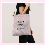 Tote Bag PIckleball Gal Reine de la Cour<br><div class="desc">Oui, il y a une reine du terrain de pickleball dans votre vie qui apprécierait vraiment ce sac fourre-tout spécial comme cadeau. Oui — Reine du Pickleball Court avec beaucoup de glam et une certaine parties scintillant avec un arrière - plan rose en or et personnalisée avec son nom. Pour...</div>