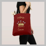 Tote Bag Pickleball Queen Glam Glitz Monogramme Nom Or<br><div class="desc">Pickleball Gal — Fun Glitz Glam Gold Diamonds sur sa Couronne — elle sera gagnante avec ce sac fourre-tout spécial — fait vraiment d'elle la reine du tribunal — Glamour avec la couronne d'or et juste un peu "au-dessus" mais prête à jouer son jeu. C'est un grand cadeau pour les...</div>