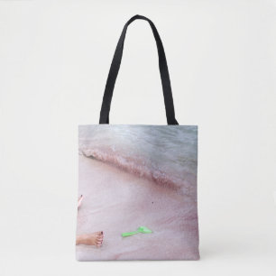 Tote Bag Pied de personne à côté de pelle verte en bord de
