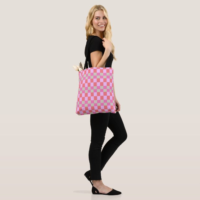Tote Bag Pink and Sand Beige Retro Checkerboard Pattern (Sur le modèle)