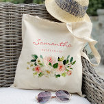 Tote Bag Pink floral Bridesmaid Personnalisé<br><div class="desc">Cliquez sur "Personnaliser ce modèle" pour customiser plus loin. Vous pouvez modifier la taille de police,  la couleur de police et plus encore! N'oubliez pas de retirer plus de 1000 articles assortis dans notre boutique :) sacs fourre-tout fleuris,  sacs fourre-tout aquarelle,  sacs fourre-tout mariages,  mariage sacs fourre-tout</div>