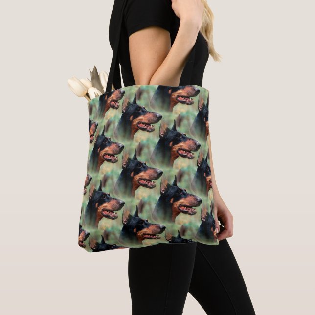 Tote Bag Pinscher de dobermann dans les bois (De près)