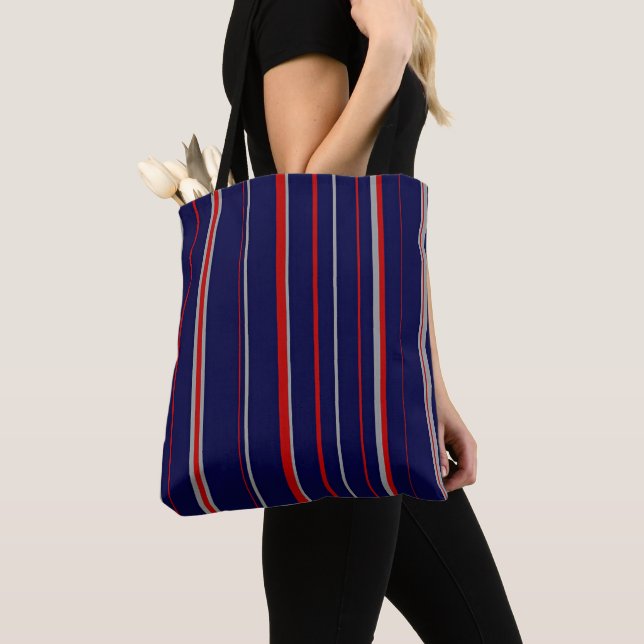 Tote Bag Pinstripes, couleurs rouge, marine, gris (De près)