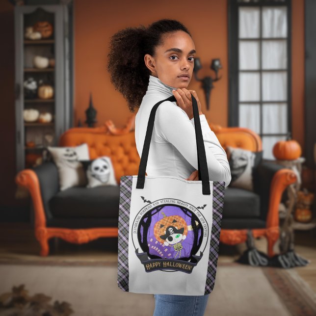 Tote Bag Pirate squelette chat et plaid (A woman shows the Pirate skeleton cat and plaid tote bag.)