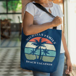 Tote Bag Plage personnalisée Vacances Tropical Palm Tree Ma<br><div class="desc">Joli sac fourre-tout de vacances à la plage familiale d'été avec de beaux palmiers devant un joli coucher de soleil sur l'océan et le ciel bleu. Customisez pour une escapade sur l'île ou un séjour balnéaire tropical. Beau sac bleu marine personnalisé.</div>