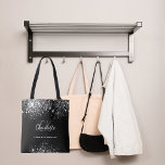 Tote Bag Plaques monogrammes de poussière de parties scinti<br><div class="desc">Un élégant arrière - plan noir. Décoré avec des gouttes de parties scintillant en faux argent,  la peinture goutte à goutte. Personnalisez et ajoutez votre prénom,  vos initiales monographiques et votre nom complet. Le nom est écrit avec un script de style écrit à la main.</div>