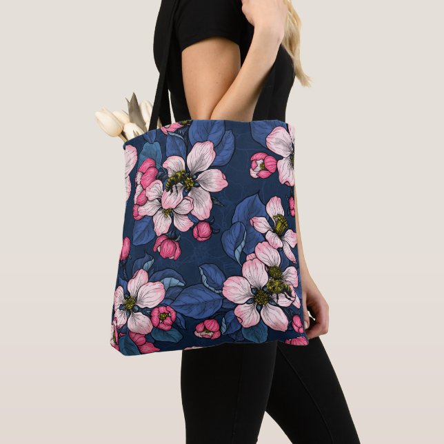 Tote Bag Pomme fleurit sur un bleu foncé (De près)