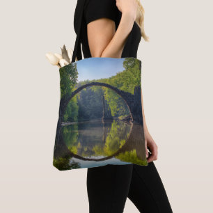 Tote Bag Pont rond gris sur une rivière dans la forêt