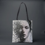 Tote Bag Portrait pixelisé en nuances de gris poétiques<br><div class="desc">Ce tote élégant s’inspire de ma toile Évaporation,  peinte à la main.
« Tout ce qui s’efface ne s’éteint pas. »
Discret et poétique,  il vous accompagne comme une trace légère.</div>