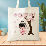 Tote Bag Poupée blanche Kimono Kokeshi - mignonne Geisha Gi<br><div class="desc">Illustration vectorielle d'une mignonne fille orientale en robe kimono rose/blanc clair avec un sous-vêtement rouge foncé. Les cheveux noirs de la fille sont décorés de fleurs et de épingles à cheveux de style geisha. Cette oeuvre a été inspirée par les poupées kokeshi traditionnelles du Japon et influencée par le style...</div>