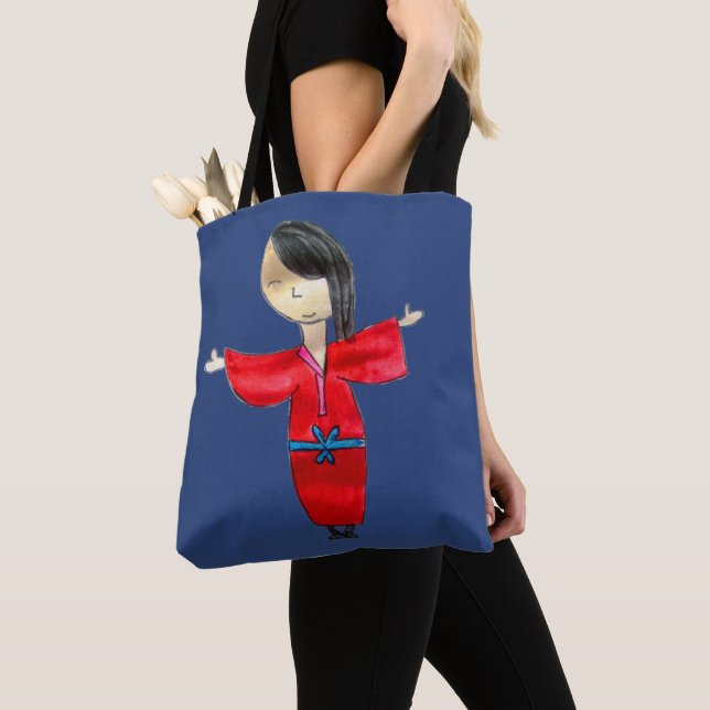 Tote Bag Poupée de dessin animé japonaise en kimono rouge a (De près)