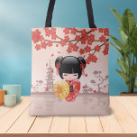 Tote Bag Poupée Rouge Sakura Kokeshi - Japonaise Geisha Gir<br><div class="desc">Illustration vectorielle d'une mignonne fille orientale en robe kimono rouge avec une large ceinture obi noire tenant un parapluie de bambou jaune. Les cheveux noirs de la fille sont décorés de fleurs et de épingles à cheveux de style geisha rouge. Cette oeuvre a été inspirée par les poupées kokeshi traditionnelles...</div>