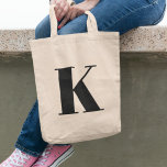 Tote Bag Première lettre | Monogram Modern Stylish Trendy<br><div class="desc">Sac fourre-tout monogramme simple et élégant personnalisé dans la typographie minimaliste moderne en noir. Un cadeau personnalisé parfait ou un accessoire de mode avec une touche personnelle!</div>