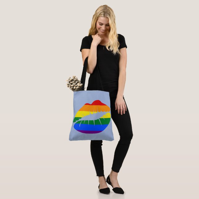 Tote Bag Pride Kiss (Sur le modèle)