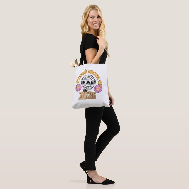 Tote Bag Proud Mom of Graduate 2026 – Graduation Celebratio (Sur le modèle)