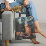 Tote Bag Purfection nocturne étoilée<br><div class="desc">Starry Night Purrfection Sac fourre-tout - Ce chef-d'oeuvre absolu d'un sac fourre-tout présente l'une des oeuvres d'art les plus connues au monde, The Starry Night de Van Gogh, avec le "purr-fect". Imaginez un chat élégant qui s'allonge sur un toit, entouré d'étoiles tourbillonnantes et d'une lune brillante. Que vous soyez un...</div>