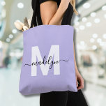 Tote Bag Purple Elegant Nom du script Monogramme<br><div class="desc">Fille personnalisée Lumière violet et blanc tendance Nom de script moderne Monogramme Sac fourre-tout. Ajoutez une touche douce et féminine à votre style quotidien avec ce sac fourre-tout chic et ludique. Doté d'un arrière - plan violet clair et d'une initiale blanche et audacieuse (sans éclat ni feuille), jumelé à un...</div>