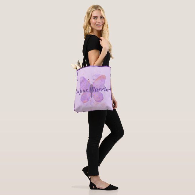 Tote Bag Purple papillon Lupus guerrier (Sur le modèle)