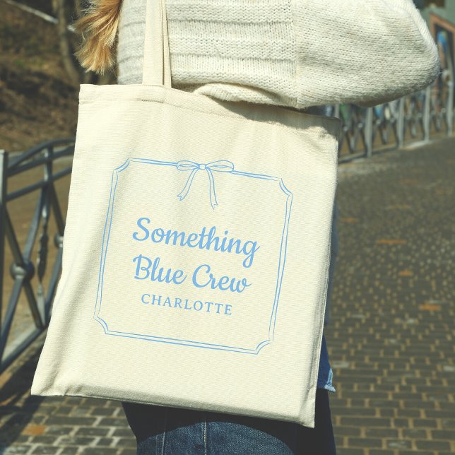 Tote Bag Quelque chose Blue Crew Elegant Bow Nom personnali (Trendy Customizable 'Something Blue Crew' Tote for Bridal Parties featuring chic coquette bow sketch)