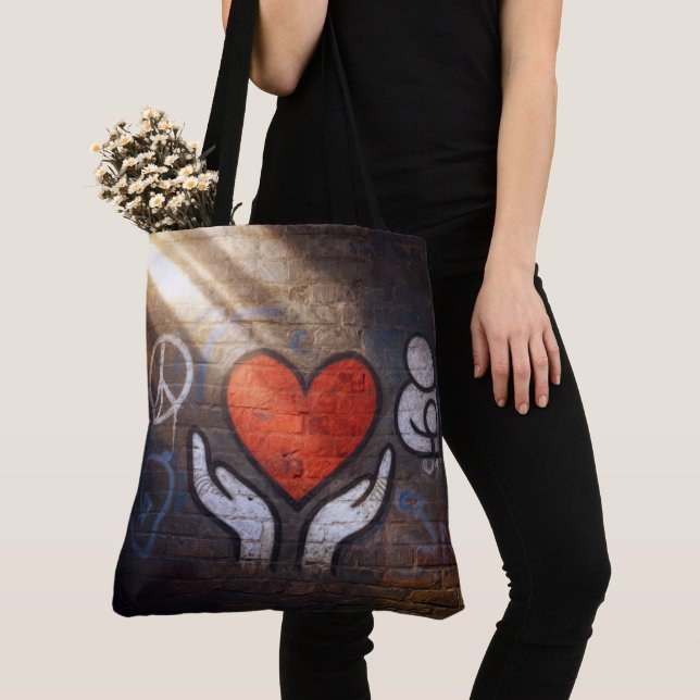 Tote Bag Red Heart with Hands Graffiti On a Brick Wall (De près)