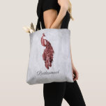 Tote Bag Red Peacock Bridesmaid Fourre-tout<br><div class="desc">Personnalisez un sac imprimé pour vos servantes avec un Sac fourre-tout Red Peacock Bridesmaid. Le design fourre-tout présente un paon vibrant reposant sur une délicate vigne blanche de feuillage contre un arrière - plan grunge. Personnalisez avec le nom de la servante ou gardez le titre de la servante. Papeterie mariage...</div>