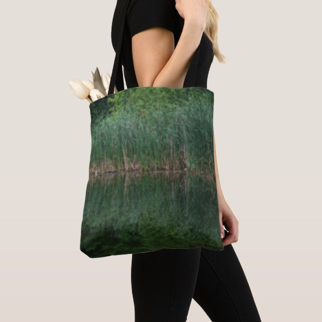 Tote Bag Réflexions De Cattail En Étang (De près)