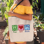 Tote Bag Requin mignon<br><div class="desc">Ce magnifique cadeau de requin bleu est parfait pour une équipe scolaire avec une grande mascotte de requin blanc. Cool Peace Love Sharks design.</div>