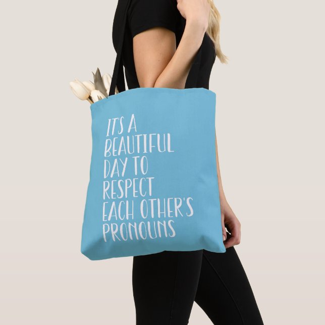 Tote Bag Respectez les pronoms lgbtqa+ bleu clair (De près)