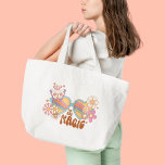Tote Bag Retro Daisy, Rainbow et Butterflies Citation<br><div class="desc">Ce design avec la citation "Vous êtes magique" et un graphique rétro avec des arcs-en-ciel colorés, des fleurs sauvages et des papillons est la façon parfaite d'express votre personnalité unique et positive! Le design graphique rétro présente un arc-en-ciel vibrant, entouré d'un bel éventail de fleurs sauvages et de papillons, vous...</div>