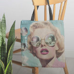 Tote Bag Retro Pop Art rose et bleu espace femme<br><div class="desc">Ce design accrocheur présente une femme glamour dans des lunettes de soleil réfléchissantes surdimensionnées, évoquant le charme rétro de la pop art. Avec ses lèvres roses audacieuses et ses vagues vintages, l'esthétique de la coquette brille, tandis que les verres miroités reflètent une scène cosmique, autrement mondaine, mêlant beauté classique et...</div>