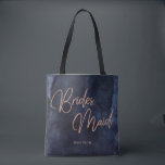 Tote Bag Rose d'aquarelle bleu marine Monogramme de servant<br><div class="desc">Aquarelle bleu marine & Rose or Faux Foil en lettres parfaites pour les mariages d'automne ou d'hiver Monogramme sacs fourre-tout de demoiselle d'honneur Avec une police de caractères à la main à la mode ! ~ Regardez ma boutique pour voir toute la collection de mariages avec ce design!</div>