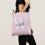 Tote Bag Rose Pâle Élégant Féminin Monogramme Personnalisé<br><div class="desc">Sac fourre-tout personnalisé avec monogramme initial et nom élégant de style moderne et féminin en rose blush. Ce design présente votre prénom dans une jolie typographie de lettrage manuscrit avec un monogramme initial en blanc et gris sur fond rose blush ou rose bébé clair. Cadeau féminin idéal pour un anniversaire,...</div>