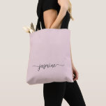 Tote Bag Rose Pâle Simple Féminin Monogramme Personnalisé N<br><div class="desc">Sac fourre-tout personnalisé avec monogramme, nom ou signature en écriture cursive, rose blush minimaliste, simple et féminin. Ce design présentant votre prénom dans une jolie écriture manuscrite avec une typographie de signature à empattements (ou calligraphie) sur un fond rose pastel ou rose blush clair. Cadeau féminin idéal pour un anniversaire,...</div>
