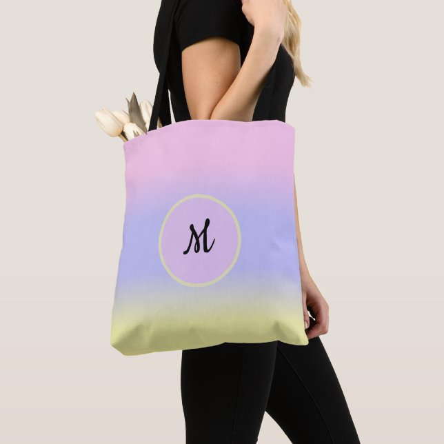 Tote Bag Rose pastel, bleu et jaune avec monogramme (De près)