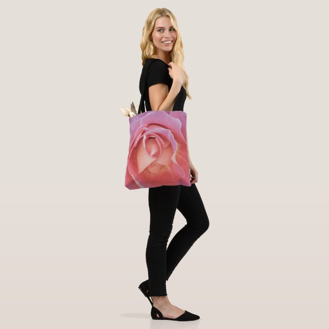 Tote Bag Rose Rose Pâle Luxuriante (Sur le modèle)