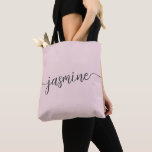 Tote Bag Rose Simple Féminin Monogramme Personnalisé Nom Ro<br><div class="desc">Sac fourre-tout personnalisé avec monogramme, signature, écriture manuscrite rose pastel, design féminin minimaliste et élégant. Ce design présente votre prénom dans une jolie typographie de signature à queue de style lettrage manuscrit (ou calligraphie) sur fond rose pastel poussiéreux ou rose blush clair. Cadeau féminin idéal pour un anniversaire, un mariage,...</div>