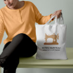 Tote Bag Sable Beige Vintage Machine à coudre Seamstress<br><div class="desc">Sac économique élégant pour tailleurs,  couturières,  couturiers,  stylistes,  et plus avec une illustration de machine à coudre vintage en couleur de sable beige avec deux lignes de texte personnalisé en blanc. La couleur de la machine à coudre est modifiable !</div>
