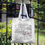 Tote Bag Sacramento Love Locator | Accueil du Mariage de ca<br><div class="desc">Un sac fourre-tout amusant pour un mariage ou toute autre occasion se déroulant dans la belle ville de Sacramento, Californie. Cette fourre-tout dispose d'une carte du centre-ville à l'intérieur d'un coffret encadré en noir. Au sommet se trouve un accueil de bienvenue et le nom de la ville. Sur le côté...</div>