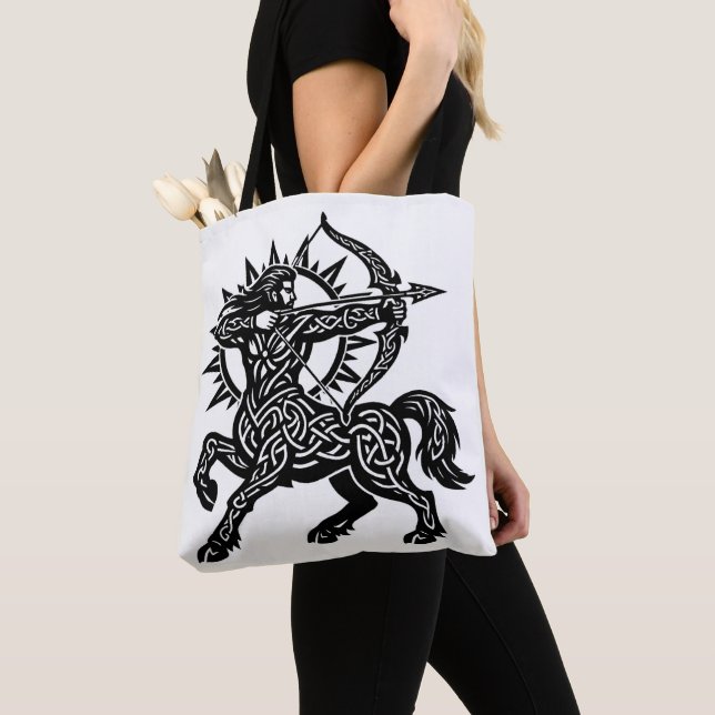 Tote Bag Sagittaire — L'Archer par BurnsInHell (De près)