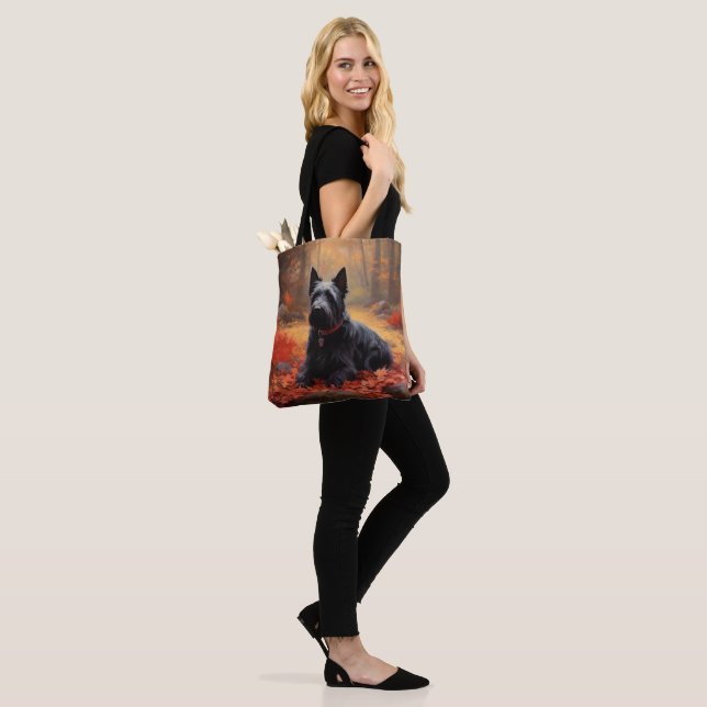 Tote Bag Scottish Terrier dans les feuilles d'automne tombé (Sur le modèle)