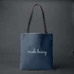 Tote Bag Script bleu marine | Moderne Monogramme élégant<br><div class="desc">Un design simple et design personnalisé monogramme dans un décontracté écrit à la main en bleu marine et blanc monochrome frappant. Le monogramme peut facilement être personnalisé pour rendre un design aussi unique que vous êtes ! Le cadeau ou accessoire tendance parfait pour toute occasion.</div>