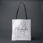 Tote Bag Script de marbre classique Bridesmaitres personnal<br><div class="desc">Ajoutez une touche personnelle à votre mariage grâce à un sac fourre-tout cadeau personnalisé d'hôtesses d'accueil. Ce sac fourre-tout présente le nom personnalisé de la servante de pont dans le style de police de script moderne gris et monogramme dans le style de police de script moderne gris clair comme arrière...</div>