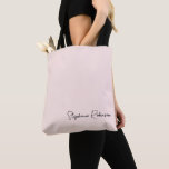 Tote Bag Script élégant de monogramme rose pâle Personnalis<br><div class="desc">Feminine Girly Minimalist Simple Clean Blush Rose Monogramme Nom Signature Script Sac fourre-tout personnalisé. Ce design avec nom personnalisé dans un joli cursif style lettré à la main signature typographie (ou calligraphie) sur pastel rose pâle ou rose pâle arrière - plan. Grand cadeau féminin pour anniversaire, mariage, Noël, fête de...</div>