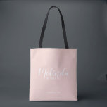 Tote Bag Script moderne, Bridesmaitres personnalisées<br><div class="desc">Script moderne Sac fourre-tout de demoiselles d'honneur personnalisées avec le nom de la demoiselle d'honneur personnalisée en blanc style de police de script moderne avec titre et date de mariage dans style de police sans serif moderne sur arrière - plan rose pâle. Aussi parfait pour Maid of Honor, Flower Girl,...</div>