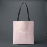 Tote Bag Script moderne, Bridesmaitres personnalisées<br><div class="desc">Ajoutez une touche personnelle à votre mariage grâce à un sac fourre-tout cadeau personnalisé d'hôtesses d'accueil. Ce sac fourre-tout présente le nom personnalisé de la servante de pont dans le style de police de script moderne blanc et monogramme dans le style de police de script moderne rose pâle comme arrière...</div>