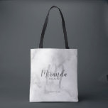 Tote Bag Script moderne, Bridesmaitres personnalisées<br><div class="desc">Ajoutez une touche personnelle à votre mariage grâce à un sac fourre-tout cadeau personnalisé d'hôtesses d'accueil. Ce sac fourre-tout présente le nom personnalisé de la servante de pont dans le style de police de script moderne gris et monogramme dans le style de police de script moderne gris clair comme arrière...</div>