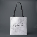 Tote Bag Script moderne, Bridesmaitres personnalisées<br><div class="desc">Script moderne Sac fourre-tout de demoiselles d'honneur personnalisées avec le nom de la demoiselle d'honneur personnalisée en gris style de police de script moderne avec titre et date de mariage dans style de police sans serif moderne sur arrière - plan de marbre blanc. Aussi parfait pour Maid of Honor, Flower...</div>