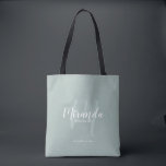 Tote Bag Script moderne, Bridesmaitres personnalisées<br><div class="desc">Ajoutez une touche personnelle à votre mariage grâce à un sac fourre-tout cadeau personnalisé d'hôtesses d'accueil. Ce sac fourre-tout présente le nom personnalisé de la demoiselle d'honneur dans le style de police de script moderne blanc et monogramme dans le style de police de script moderne vert sage comme arrière -...</div>