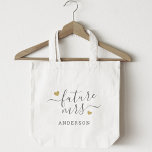 Tote Bag Script moderne Gold Hearts Futur Mme.<br><div class="desc">Sac fourre-tout cadeau de fiançailles de douche nuptiale sur mesure avec "future Mrs" et votre nom de famille personnalisé dans la calligraphie moderne et design de coeurs d'or.</div>